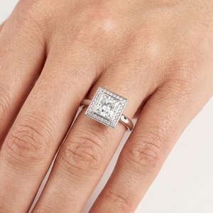 Anillo de Compromiso de Platino PT950 con Corte Princesa y Diamantes Laterales, Color D, Certificado IGI, Estilo Clásico para Mujer - Product Image 4