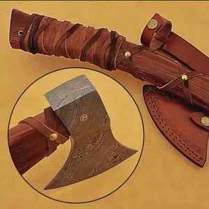 Hacha de Acero de Damasco Hecha a Mano de Alta Calidad con Mango de Madera de Palisandro y Funda de Cuero para Entusiastas del Aire Libre y Coleccionistas - Product Image 3
