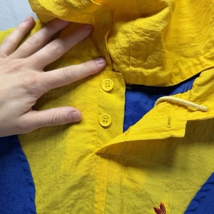 เสื้อแจ็คเก็ตวินด์เบรกเกอร์สไตล์เรโทร ปักโลโก้ได้ตามต้องการ สีวินเทจตัดกัน ดีไซน์ทูโทน ผ้าไนลอนคุณภาพสูง สำหรับผู้ชาย - Product Image 4