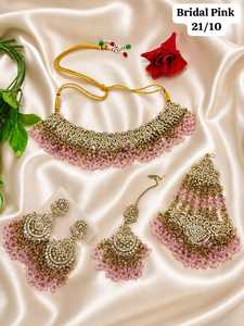 Conjunto de gargantilla Kundan premium en forma de corazón color pastel, chapado en oro antiguo, con collar de perlas, aretes y Maang Tikka para boda india. - Product Image 4