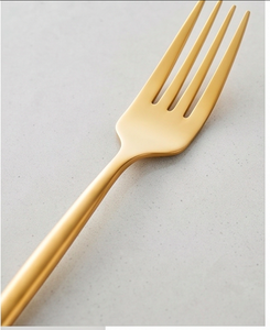 Juego de cubiertos modernos dorados con acabado de alto brillo, aptos para lavavajillas, de metal, para uso en cenas de boda. - Product Image 2
