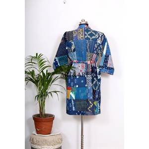Robe kimono vintage en soie bleu marine Kantha, peignoir recyclé pour femme, veste patchwork, cadeau pour femme - Product Image 6