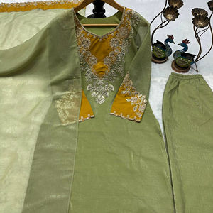 Ensemble Kurti Palazzo en soie froissée de qualité supérieure pour occasions festives avec broderie ajourée - Product Image 1