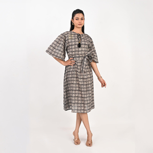 Robe midi élégante en coton imprimé, manches évasées, col rond, taille ajustable avec lien, tenue décontractée d'été pour femmes - Product Image 2