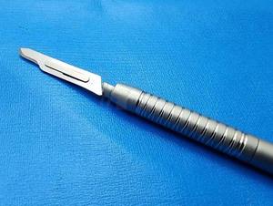 Manche de scalpel chirurgical dentaire de haute qualité à éjection facile avec lame auto-éjectable – L'instrument chirurgical essentiel - Product Image 4