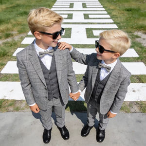 Ensemble de costume 3 pièces en tweed gris pour garçons avec blazer, gilet et pantalon – Vêtements de mariage et de cérémonie pour enfants - Product Image 1
