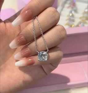 Collier pendentif classique en moissanite taille coussin, design premium, en argent sterling plaqué or blanc 18 carats pour femme - Product Image 4
