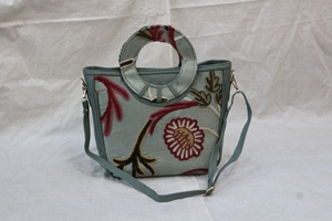 Bolso tote de algodón con bordado floral estilo Ari de Cachemira, con borlas, cierre de cremallera, estilo hobo, para uso diario de mujer. - Product Image 2