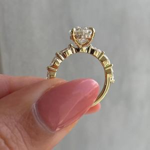 Bague de fiançailles en moissanite taille poire 4 carats avec pierres latérales taille marquise en argent sterling 925, alliance tendance pour femme, cadeau personnalisé - Product Image 4