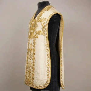 Chasuble de luxe pour église catholique, brodée à la main avec du fil d'or - Product Image 2