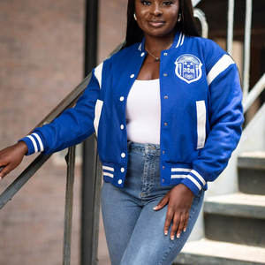 แจ็คเก็ตวาร์ซิตี้ผู้หญิงแบบมีรูระบายอากาศ แฟชั่นขายส่ง แจ็คเก็ตเลตเตอร์แมนผู้หญิง แจ็คเก็ตวาร์ซิตี้หนังแท้คุณภาพพรีเมียม - Product Image 3