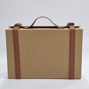 Cajas Magnéticas Plegables de Cartón Rígido Negro Mate de Lujo Premium, Impresas en Offset con Relieve, Hechas con Materiales Reciclados - Product Image 2