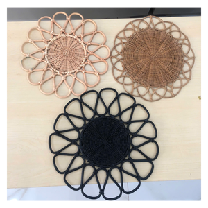 Set de table en rotin naturel fait main avec un grand motif floral |   Assiette de présentation en osier pour table à manger |   Décoration rustique écologique - Product Image 1
