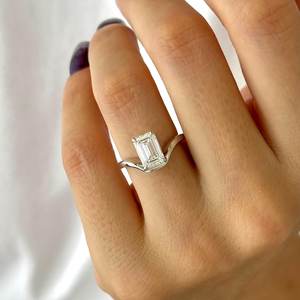 Anillo de Compromiso Curvo con Diamante Cultivado en Laboratorio de 2 Quilates, Corte Esmeralda, E VVS2, Oro Blanco de 14k, Certificado IGI - Product Image 5