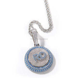 Collar con colgante redondo de piedras azules cultivadas en laboratorio, con doble borde y detalle central brillante, cadena de cuerda trenzada. - Product Image 1