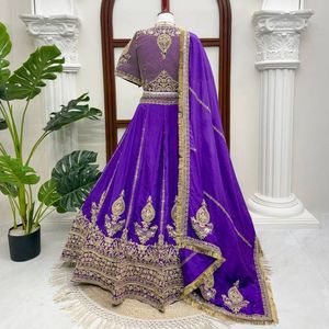 Lehenga Choli elegante semisellado con lentejuelas moradas y dupatta, listo para usar, ropa de fiesta premium de Royal Export. - Product Image 5