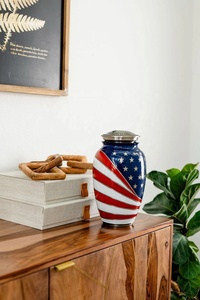 Urna Funeraria Metálica American Heritage con Diseño de Estrellas y Rayas, Tapa Plateada Honor a la Libertad y Acabado Premium - Product Image 2