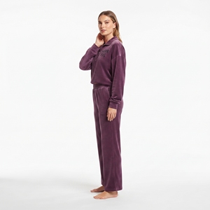 Conjunto Deportivo de Terciopelo Morado Personalizado para Mujer, Sudadera Corta con Cierre de Cremallera, Cuello Camisero, Hombros Caídos, Pantalones Deportivos Anchos de Dos Piezas - Product Image 4
