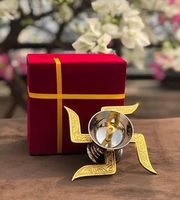 Lampe à huile moderne en aluminium argenté et doré, motif Swastik Diya, avec boîte en velours, pour Pooja, cadeau de Diwali, décoration d'intérieur - Vente en gros