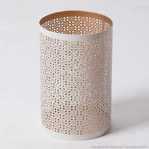 Élégant porte-bougie en métal conçu pour diffuser une lumière douce de bougie, apportant une harmonie calme aux intérieurs raffinés. - Product Image 6