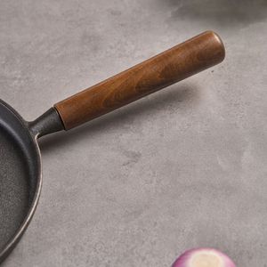 Poêle à pizza en fonte WANGYUANJI de 10,2 pouces, poêle à crêpes non revêtue avec surface antiadhésive, manche en bois pour une utilisation en intérieur et en extérieur - Product Image 6