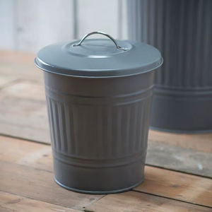 Contenedor de metal gris de estilo vintage con tapa y asa seguras. Diseño clásico acanalado. Disponible a precios de mayorista. - Product Image 1
