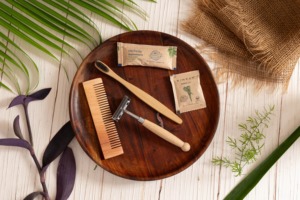 Ensemble d'articles de toilette écologiques haut de gamme pour hôtel : brosse à dents en bambou, peigne en bois, rasoir, pantoufles, accessoires de bain, kit d'accueil - Product Image 6