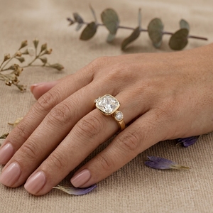 แหวนหมั้นเพชรทรงคุชชั่นเซ็ตแบบเบเซล 14K ทองคำ ประดับเพชรแล็บโกรว์ 3 เม็ด พร้อมใบรับรอง IGI สำหรับวันครบรอบแต่งงาน - Product Image 5