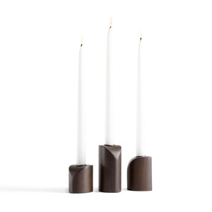 Ensemble de porte-bougies en bois brun foncé avec des formes de blocs sculpturales inclinées et des inserts en métal pour une décoration contemporaine - Product Image 2
