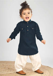 Ensemble kurta pyjama bleu marine pour garçons, vêtements ethniques pour enfants, kurta en coton avec pyjama blanc, tenue traditionnelle festive pour bébés garçons - Product Image 2