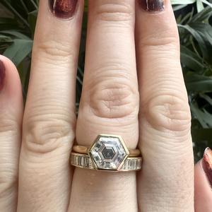 Anillo de Compromiso Moderno para Mujer con Diamante Cultivado en Laboratorio de 1.5 Quilates, Corte Radiante, Bisel Completo, Chapado en Oro Amarillo de 14k, Certificado IGI - Product Image 6