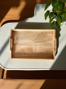 Bandeja de madera rústica con asas recortadas para servir comida, desayuno, café y té - Product Image 4