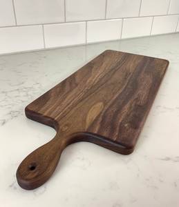 Planche à découper rectangulaire contemporaine en noyer faite à la main avec poignée, plateau de service de cuisine contemporain, planche à découper de cuisine par UO - Product Image 4