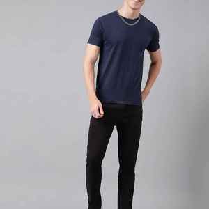 T-shirt pour homme bleu marine à col rond et manches courtes, coupe classique, en jersey de coton décontracté, couleur unie, design tricoté - Product Image 4