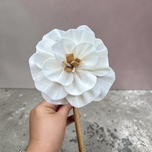 ดอกไม้ประดิษฐ์ทำมือจากไม้โซล่าสีขาว รูปทรงดอกพุดหิมะ ขนาด 8.5 ซม. ทำจากเส้นใยพืชเซสบานียา จากประเทศไทย - Product Image 1