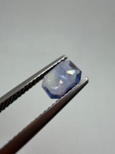 Zafiro azul aciano natural, gema suelta con corte esmeralda de 1.05 quilates de Ceilán, Sri Lanka, para la elaboración de joyas. - Product Image 2