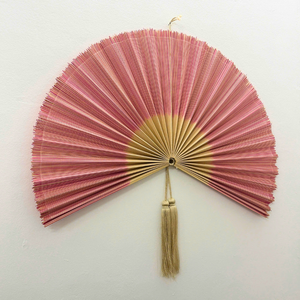 Decoración de pared con abanico de bambú rosa, estilo boho natural, forma circular, diseño Japandi para la sala de estar, decoración del hogar. - Product Image 2