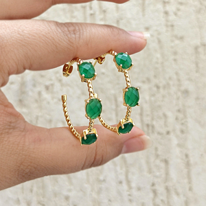 ต่างหูห่วงรูปตัว C ประดับออนิกซ์สีเขียวแบบเช็คเกอร์คัท ดีไซน์ใหม่ล่าสุด ตัวเรือนทองเหลืองชุบทอง 18k ประดับอัญมณีรูปไข่ทรงเรียวบาง ดีไซน์เกลียวเชือก - Product Image 5