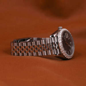 Montre unisexe en alliage avec cristal saphir, cadran analogique, lunette sertie de diamants, boîtier de 41 mm, design élégant et luxueux, fermoir pliant, moissanite - Product Image 5