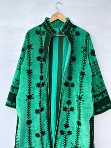 Elegante Chaqueta Larga de Terciopelo Verde Bordada con Diseño Floral Estilo Bohemio, Cuello Alto y Manga Larga para Mujer, Ropa de Invierno - Product Image 3
