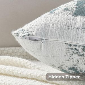 Set di 2 Cuscini Decorativi Moderni 18x18 Pollici in Morbido Finto Cashmere Jacquard Vintage, Bianco e Verde Acqua - Product Image 2