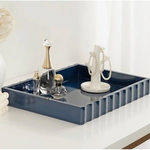 Plateau décoratif bleu de qualité supérieure avec bordure design, idéal pour les réunions familiales et l'hôtellerie, fabriqué à la main en Inde - Product Image 1