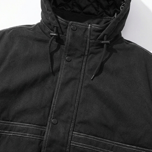 Chaqueta Negra Acolchada con Capucha y Forro, con Costuras en Contraste y Cierre de Botones a Presión |   Ropa Urbana Resistente OEM / Marca Privada - Product Image 3