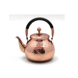 Tetera de cobre macizo con acabado pulido y asa curva, perfecta para calentar en la estufa o para exhibir en un estante decorativo. - Product Image 5