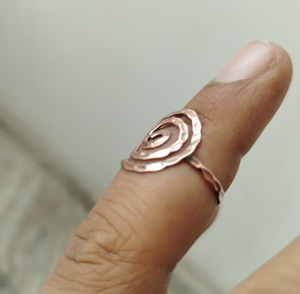Bague de thérapie magnétique en cuivre réglable, motif spirale martelée, bio-énergie, guérison énergétique - Product Image 1