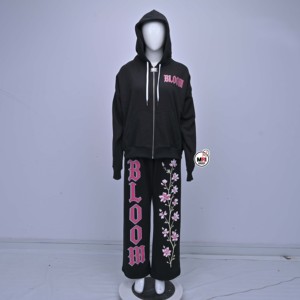 Ensemble de survêtement en polaire anti-plis noir à capuche pour femme, avec sweat-shirt décontracté à fermeture éclair sur le devant, coupe ample et longueur intégrale, motif Rose Éclatante - Product Image 1