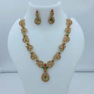 Parure de collier de soirée classique pour femme en alliage plaqué or, sertie de cristaux et de strass taille poire - Product Image 1