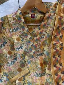 Ensemble Kurti à imprimé floral de designer avec de magnifiques décorations en miroir et perles faites à la main - Product Image 4