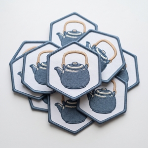Parche personalizado a granel para tetera de cerámica hexagonal, insignia termoadhesiva de sarga blanca con borde azul pizarra - Product Image 1