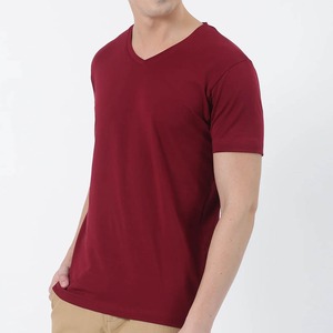 เสื้อยืดคอกว้าง แขนสั้น สีแดงเลือดหมู ทรงปกติ สไตล์ลำลอง ผ้าเจอร์ซีย์คอตตอน 100% สำหรับผู้ชาย - Product Image 2